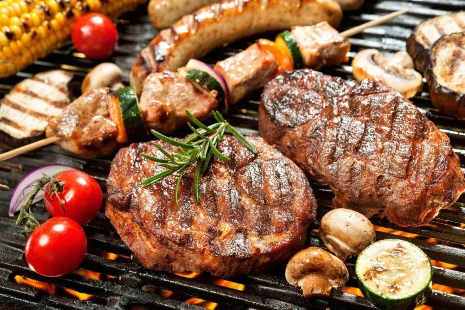 Carne, salsicce e verdure grigliate su una griglia barbecue