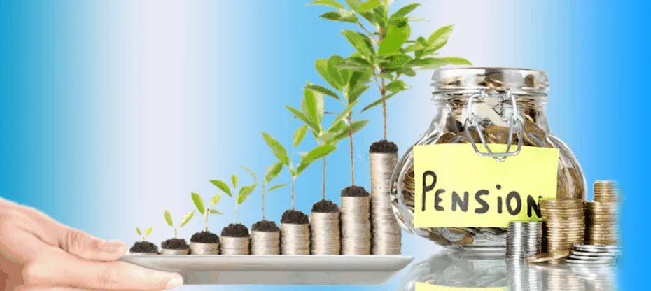 Barattolo con etichetta "Pension" pieno di monete accanto a pile di monete crescenti con piantine