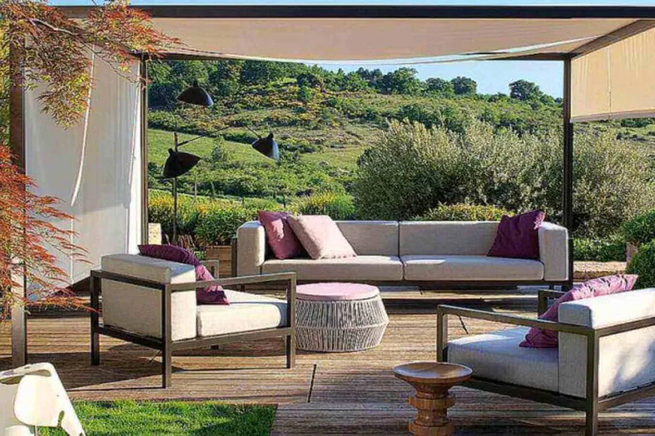 Pergola da giardino con divano e poltrone di arredo outdoor e vista sulla collina