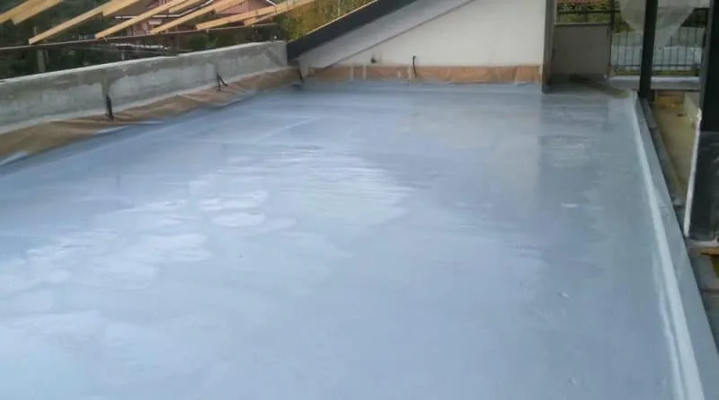 Guaina impermeabilizzante liquida applicata su un terrazzo in fase di posa