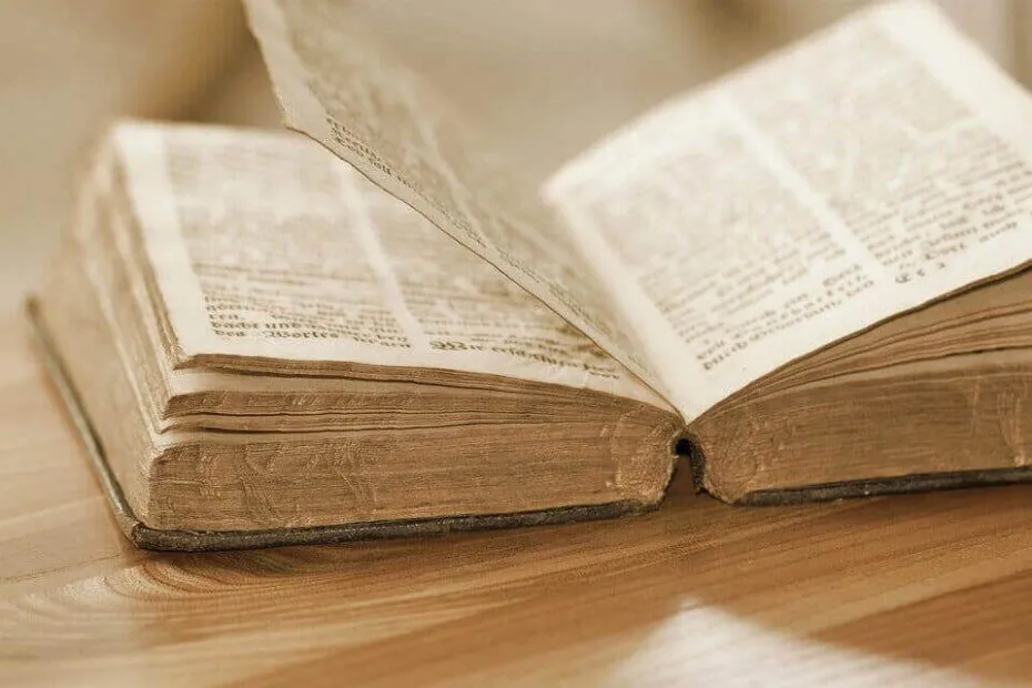 Vecchio libro rilegato aperto su un tavolo in legno